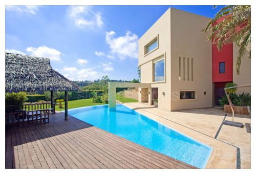 An eye-catching villa with in a quiet location of La Reserva with sea views