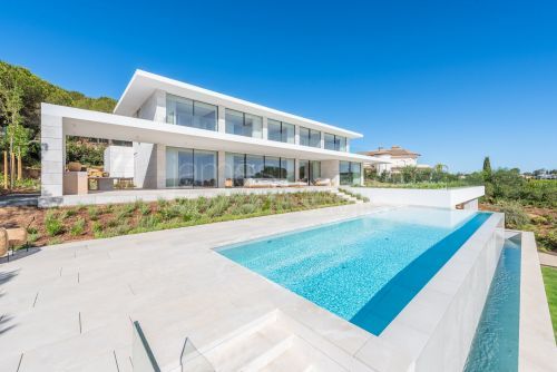 LAS ALAMANDAS - Villa a estrenar en zona Almenara, Sotogrande, con fabulosas vistas al golf y al mar