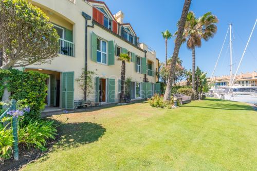 Dúplex de 6 dormitorios frente a la Marina en Ribera del Candil, cerca de la playa en Sotogrande