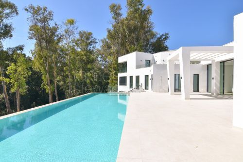 Brand new villa in a quiet area facing a green zone in Sotogrande Alto - completed May 2025