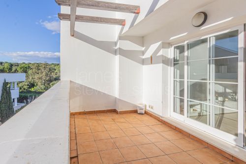 Luminoso Piso Reformado de 3 Dormitorios en La Alcaidesa | Piscina, Garaje y Vistas Naturales