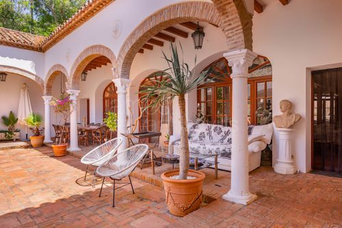Magnífico cortijo rural que alberga el famoso restaurante Roman Oasis y un minigolf