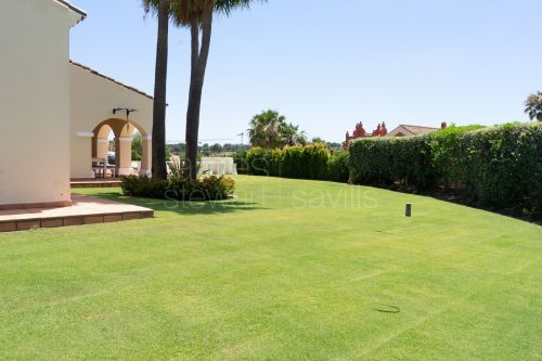 Encantadora villa de estilo andaluz en venta en Los Cortijos de la Reserva, Sotogrande