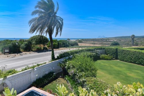 Una de las pocas propiedades en primera línea de playa en Sotogrande - Soogrande Costa