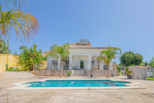 Renovated villa with pool and double garage in Pueblo Nuevo de Guadiaro