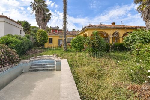 Casa para reformar en venta en Pueblo Nuevo de Guadiaro con piscina y jardín