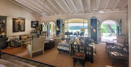 Villa andaluza con encanto, con casa de invitados y pabellón de ocio en primera línea del Real Valderrama