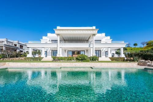 Elegant 5-Bedroom Villa with Indoor Spa and Panoramic Views in La Reserva, Sotogrande