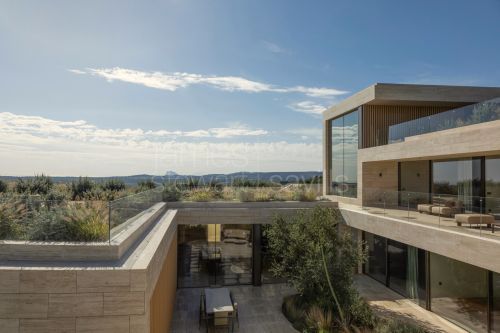 Villa contemporánea con vistas panorámicas al mar, al golf y a las montañas en La Reserva, Sotogrande