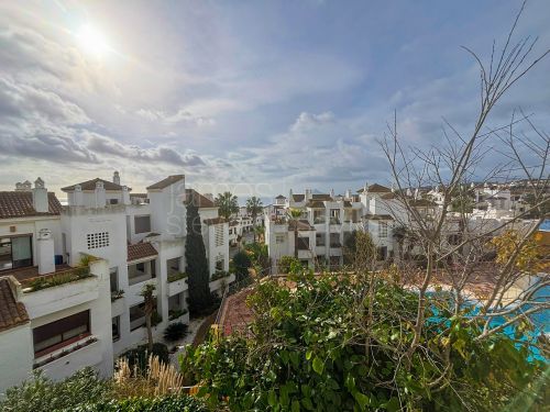 Great 2 bedroom apartment with sea views in the ever popular Alcaidesa