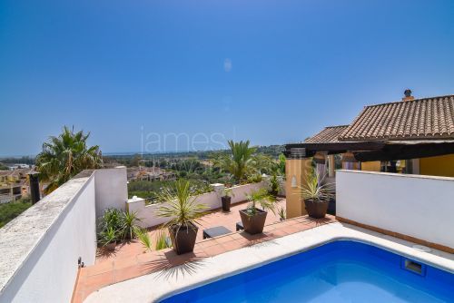 Ático con piscina privada y vistas al mar en Pueblo Nuevo junto a Sotogrande