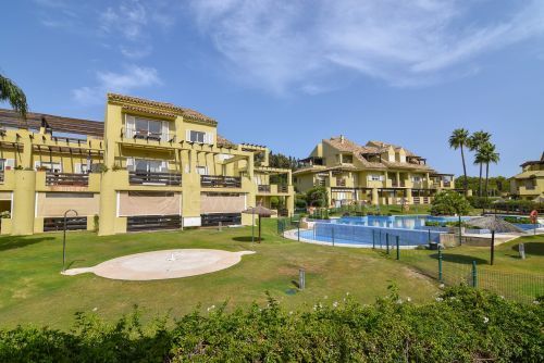 Adosado con solárium , vistas al mar y posible Sala de Cine en Hoyo 1, Sotogrande