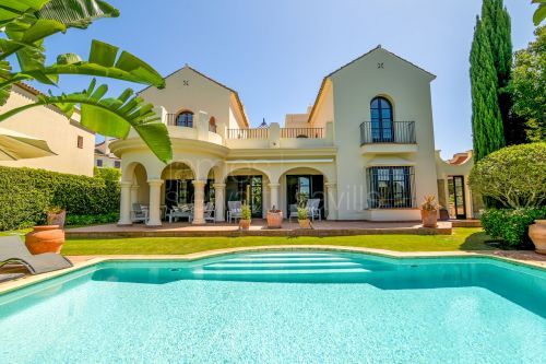 Villa en primera linea de golf orientada al Sur en Los Cortijos de la Reserva, Sotogrande