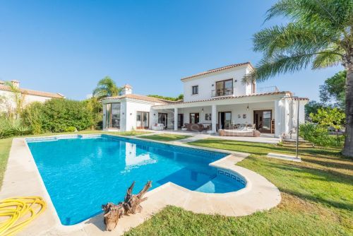 Villa en venta recién renovada en Sotogrande Alto con vistas al lago y al campo de golf Almenara