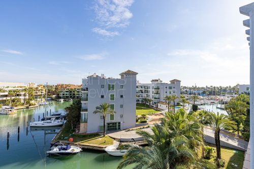 Elegant Apartment with Panoramic Views in Sotogrande Marina