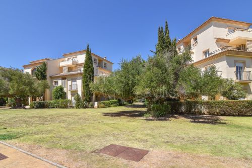 Amplio apartamento de tres dormitorios con grandes terrazas en San Roque Club