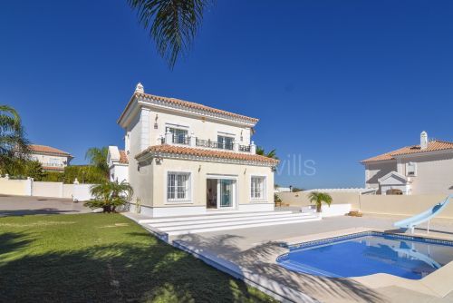 Villa independiente con espectaculares vistas panorámicas al mar en Torreguadiaro