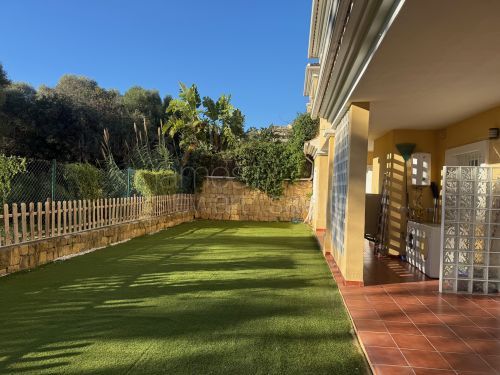 Amplio y luminoso apartamento de 2 dormitorios con jardín dando al sur en Pueblo Nuevo de Guadiaro.