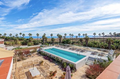 Oportunidad única en Sotogrande para vivir junto a la playa en un espacio residencial con varias unidades