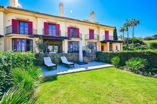 Casa adosada de tres dormitorios en venta en Los Cármenes con piscina comunitaria