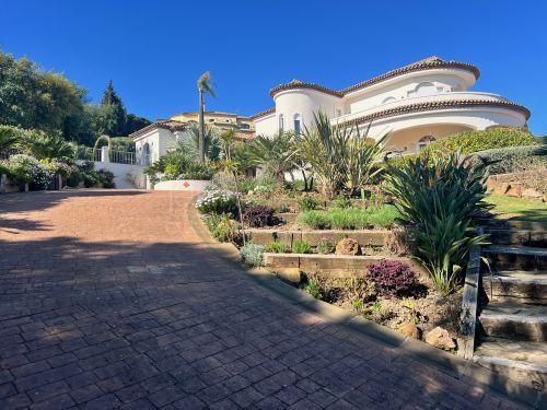 Un hogar familiar en impecable estado con vistas al mar y montañas