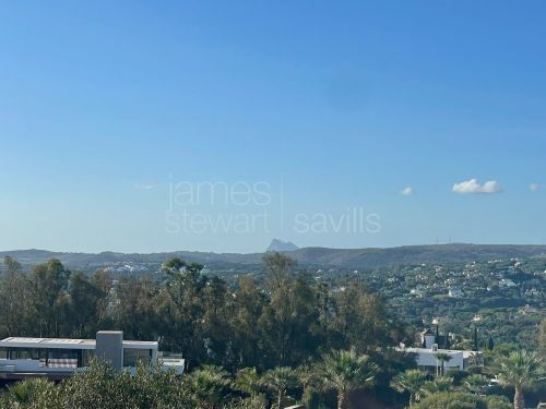 Parcela orientada al sur en venta en La Reserva de Sotogrande con vistas al mar y al golf