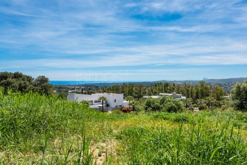 Parcela orientada al sur en venta en La Reserva de Sotogrande con vistas al mar y al golf