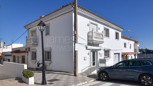 Townhouse with commercial opportunities close to all the amenities of Pueblo Nuevo de Guadiaro