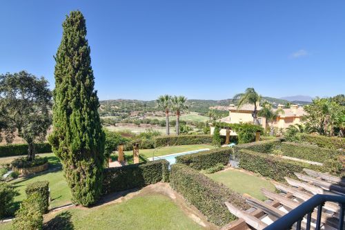 Frontline Golf townhouse with private garden in Los Cármenes, Sotogrande