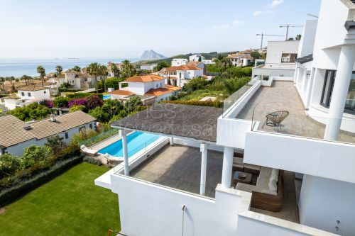 Villa contemporánea con vistas panorámicas al mar en Alcaidesa