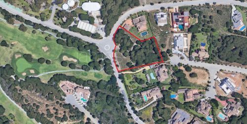 Large and flat plot behind the SO/Sotogrande Hotel in Sotogrande Alto