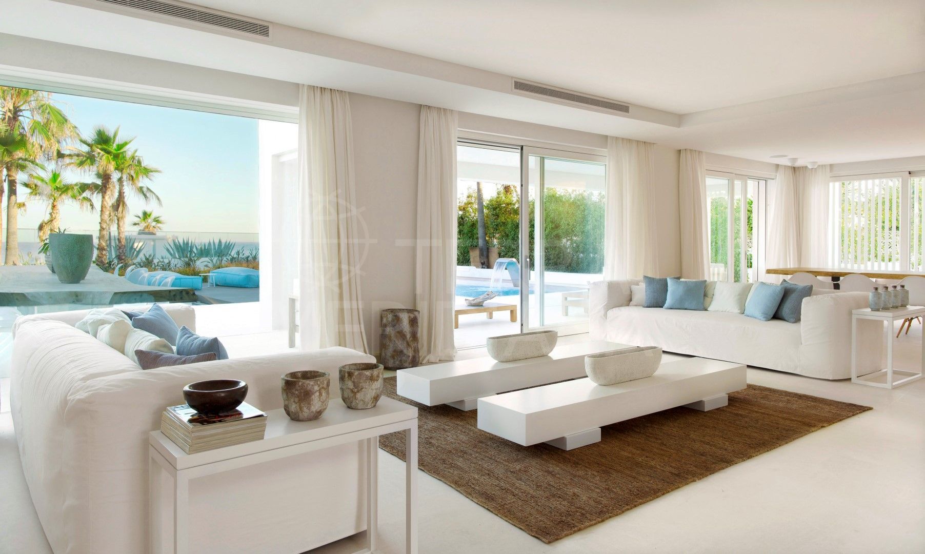 Espectacular y moderna villa en primera línea de playa, Río Verde Playa, Milla de Oro Marbella