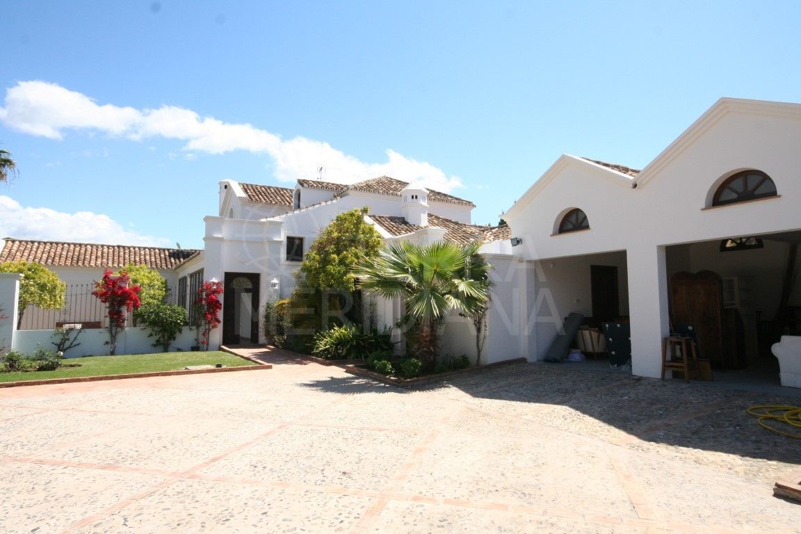 Beautiful Villa for sale, designed by Cesar Leiva in the area of Guadalmina baja.