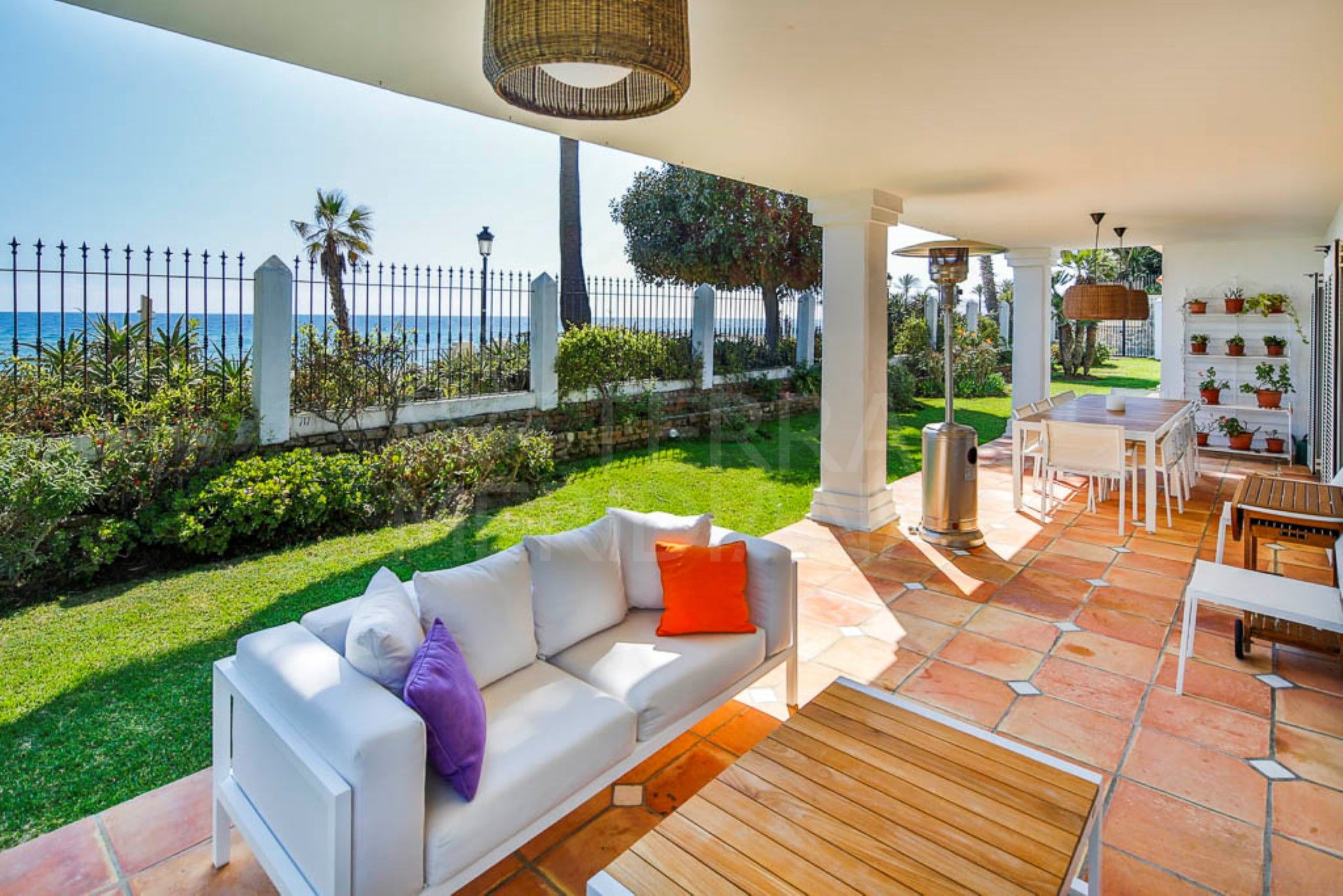 Frontline villa for sale on the Golden Mile steps from Puente Romano, Marbella