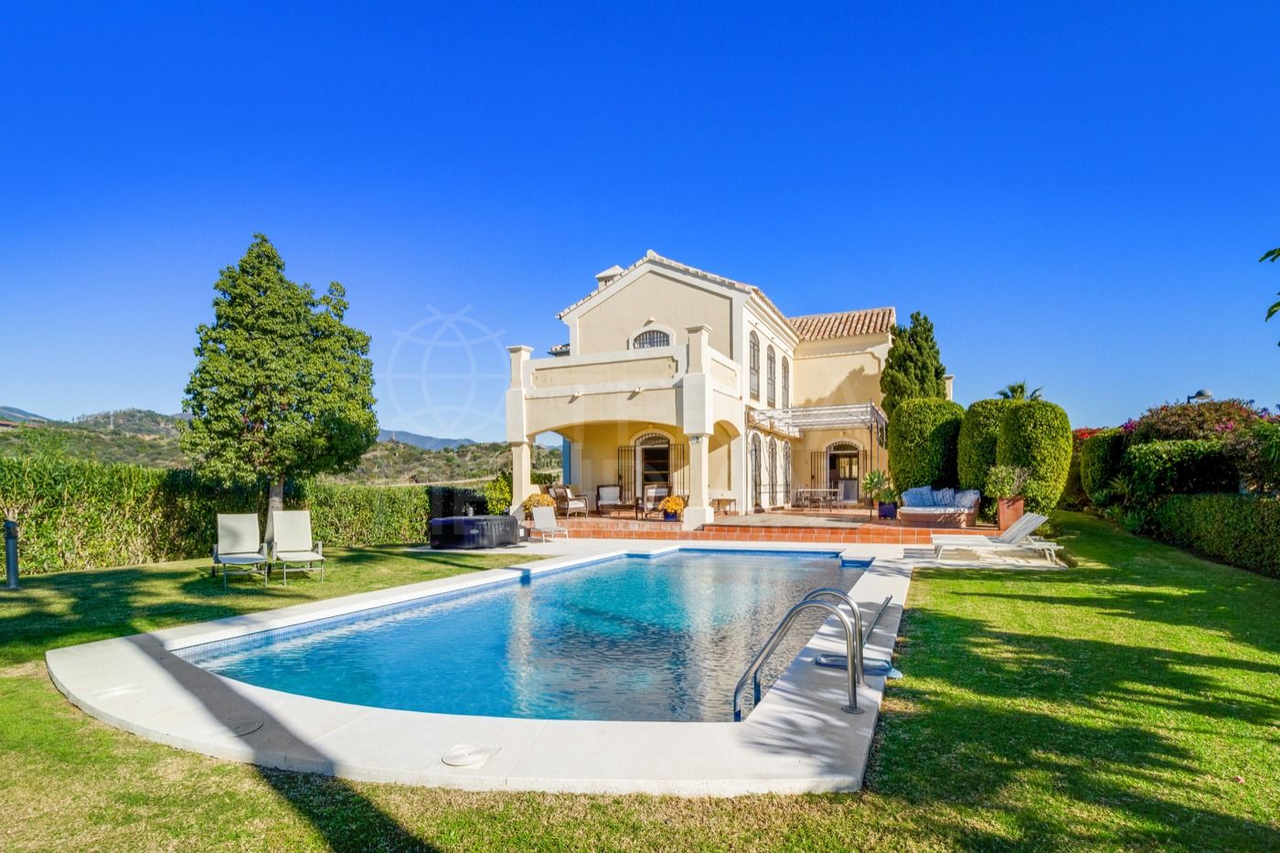 Hermosa villa en venta en Selwo, Estepona con impresionantes vistas al mar