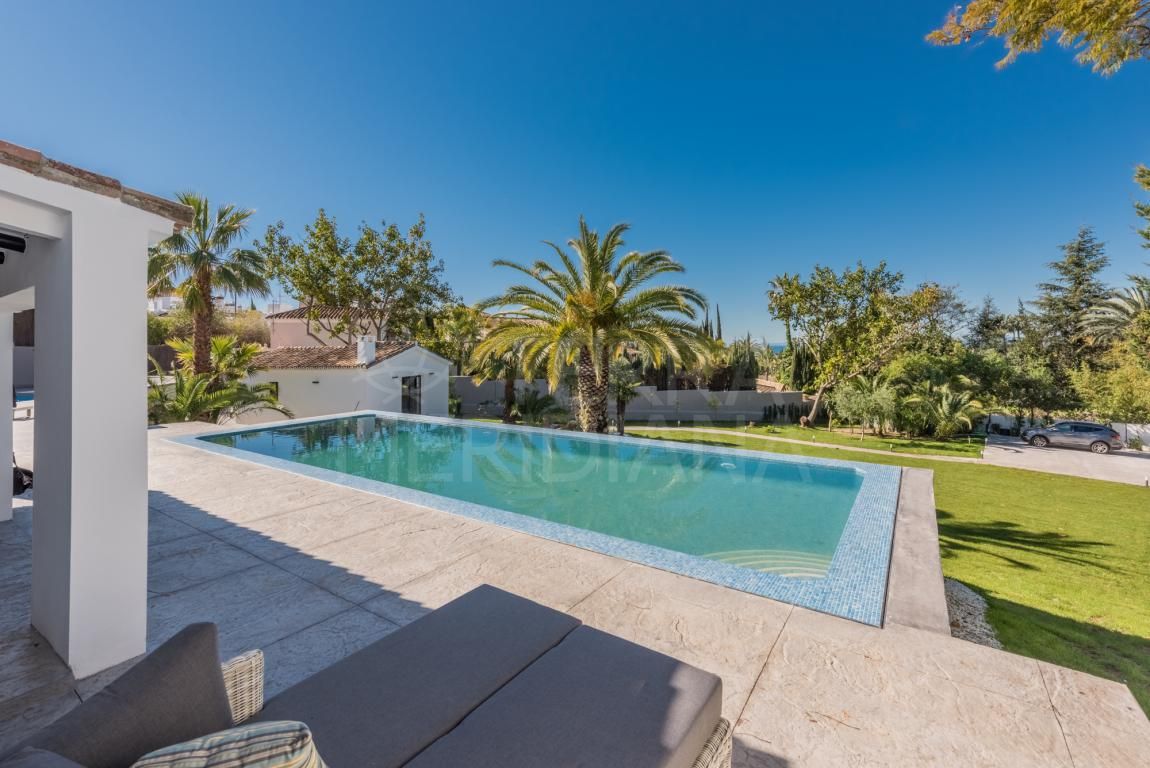 Mediterranean style villa with sea views for sale in Marbella Hill Club, Marbella Golden Mile