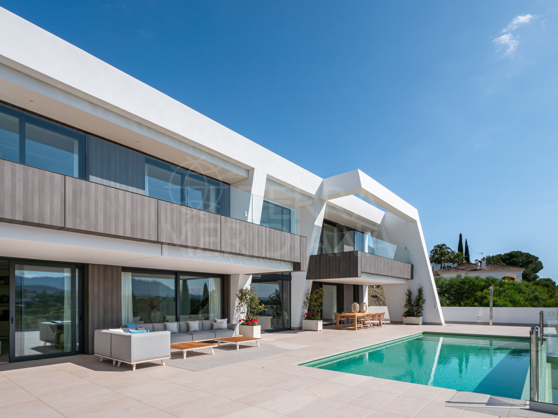 Villa de lujo a estrenar con vistas panorámicas en venta en Light Blue Villas, El Paraiso, Estepona