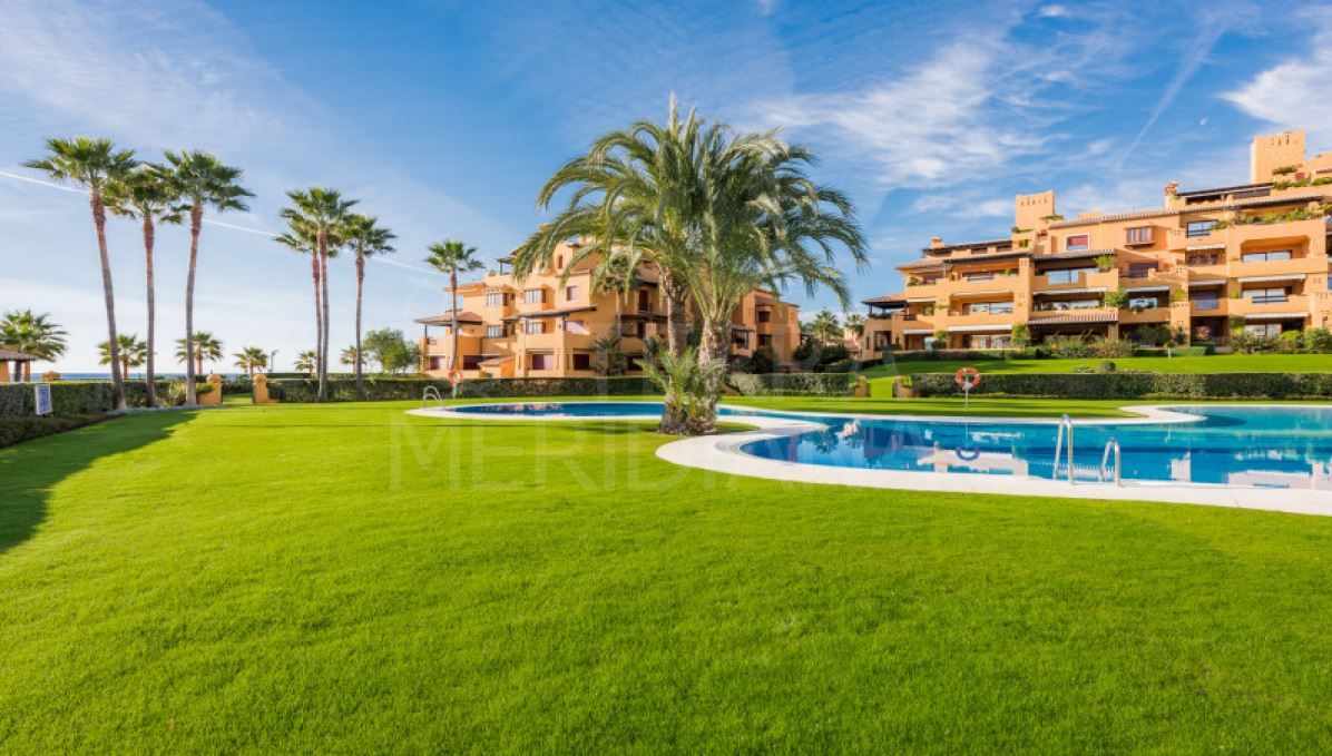 Apartamento en primera línea de playa con vistas al mar en venta en Los Granados del Mar, Estepona