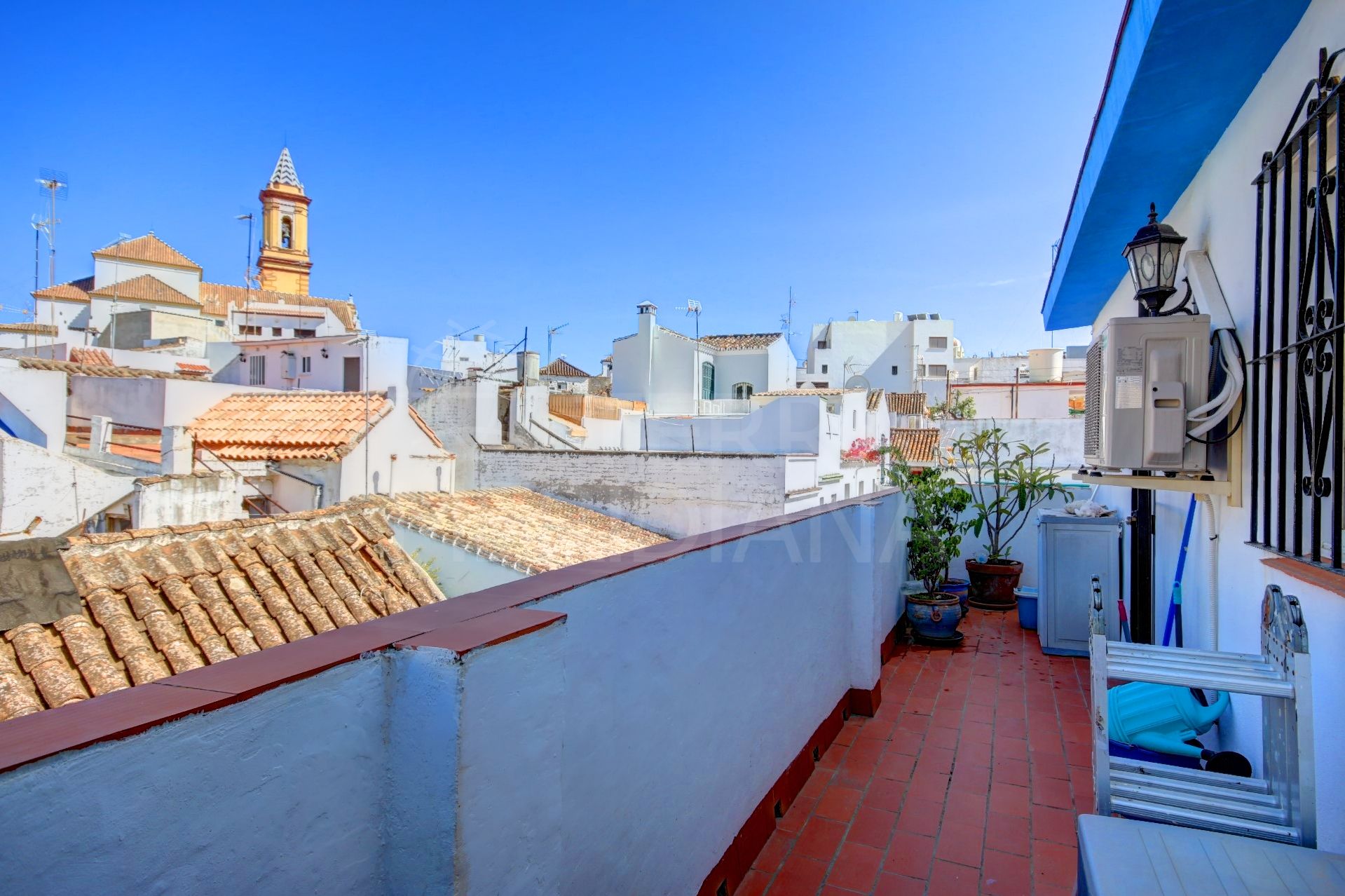 Townhouse for sale in great condition in the heart of the old town of Estepona