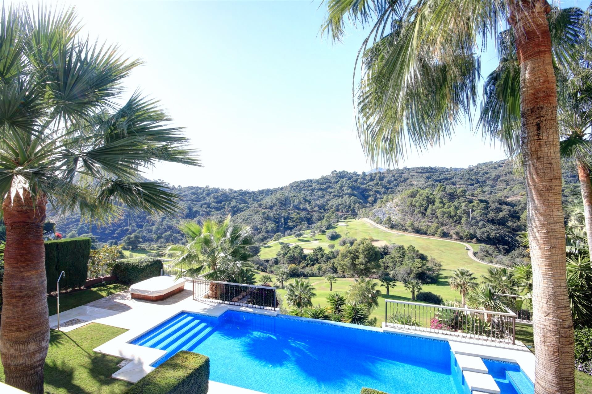 Belle villa à vendre à Los Arqueros, Benahavis, avec vue panoramique sur le golf