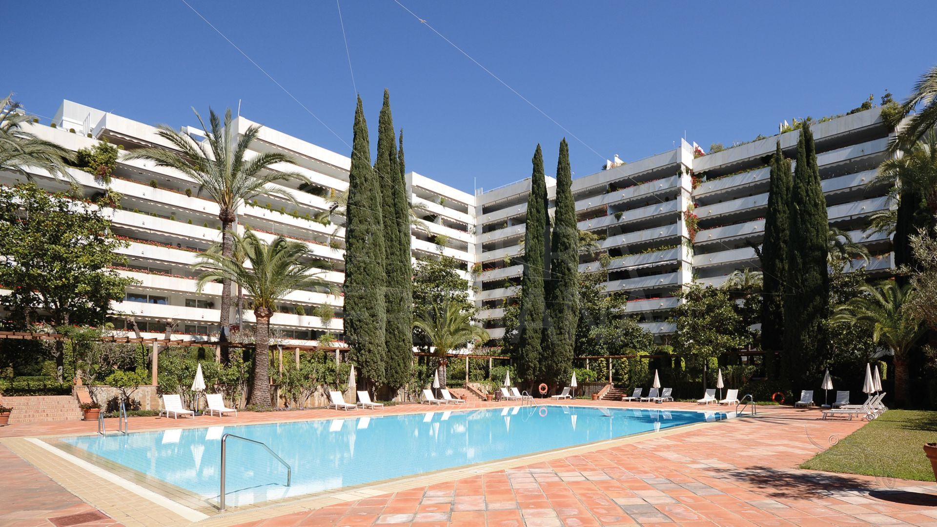 Apartment for sale in the emblematic second line beach complex of Don Gonzalo, Marbella