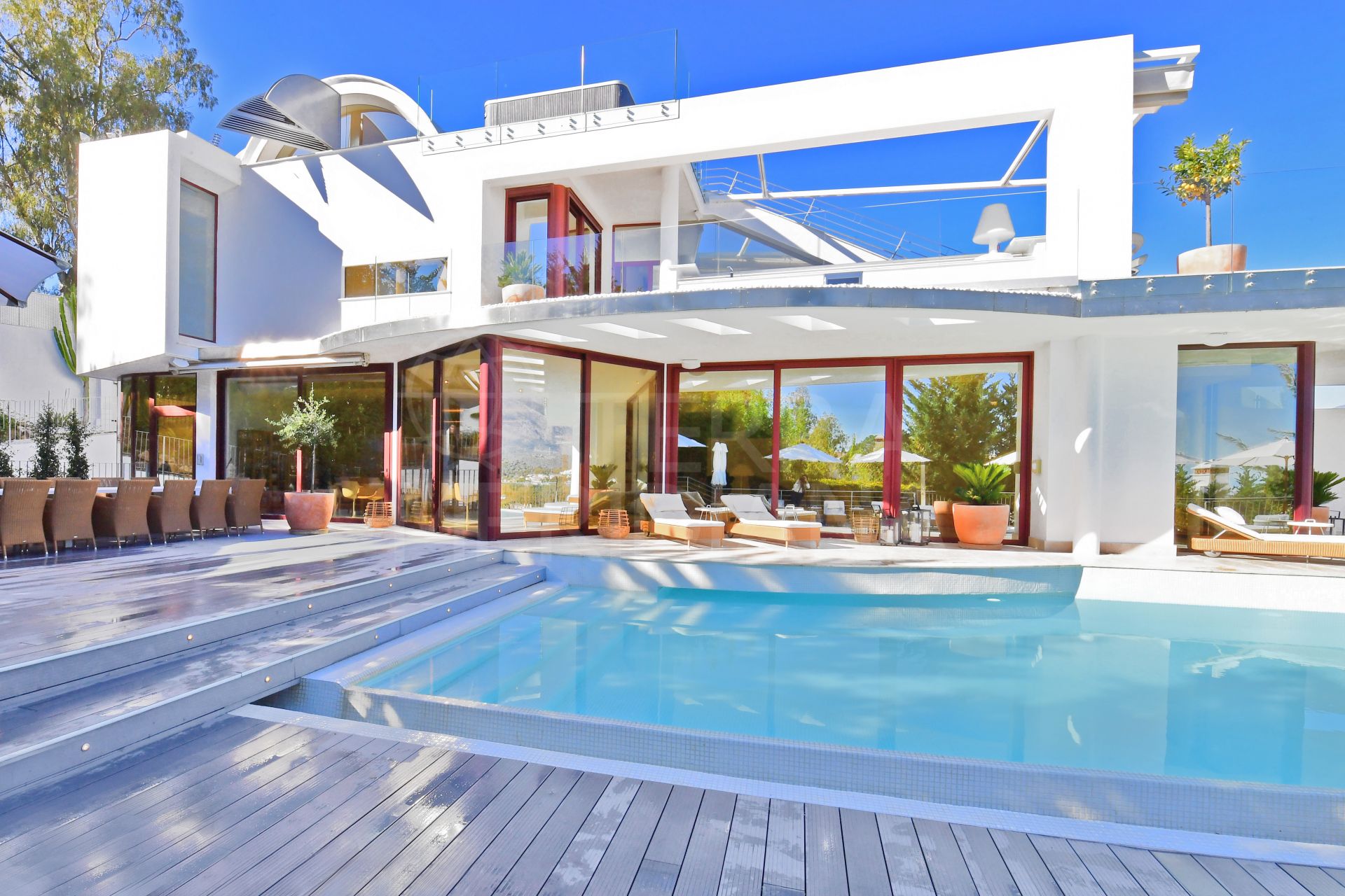 Villa de lujo de 7 dormitorios con vistas panorámicas en venta en Nueva Andalucia, Marbella.
