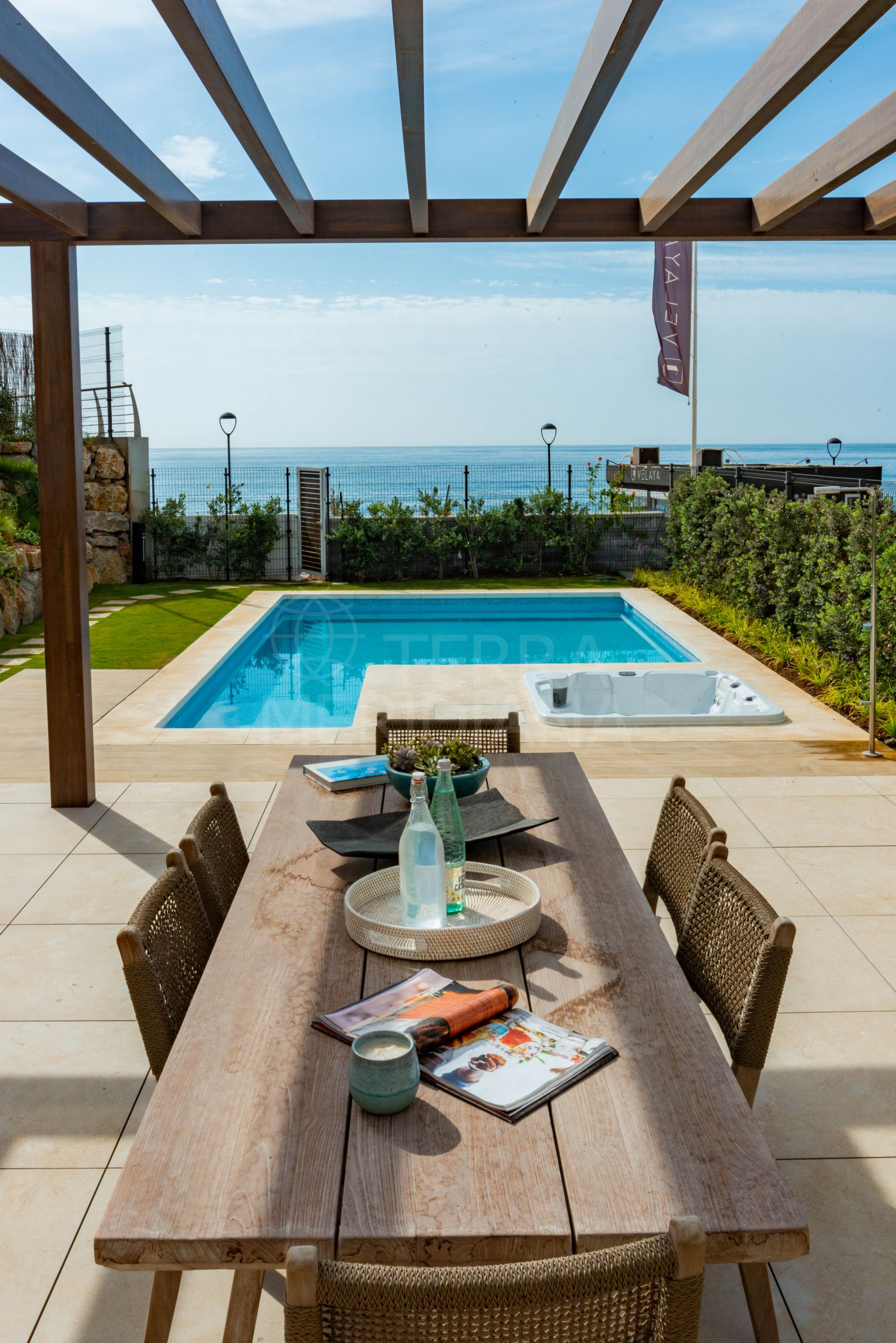 Adosada frente al mar con piscina privada en venta en Velaya, Nuevo Milla de Oro, Estepona