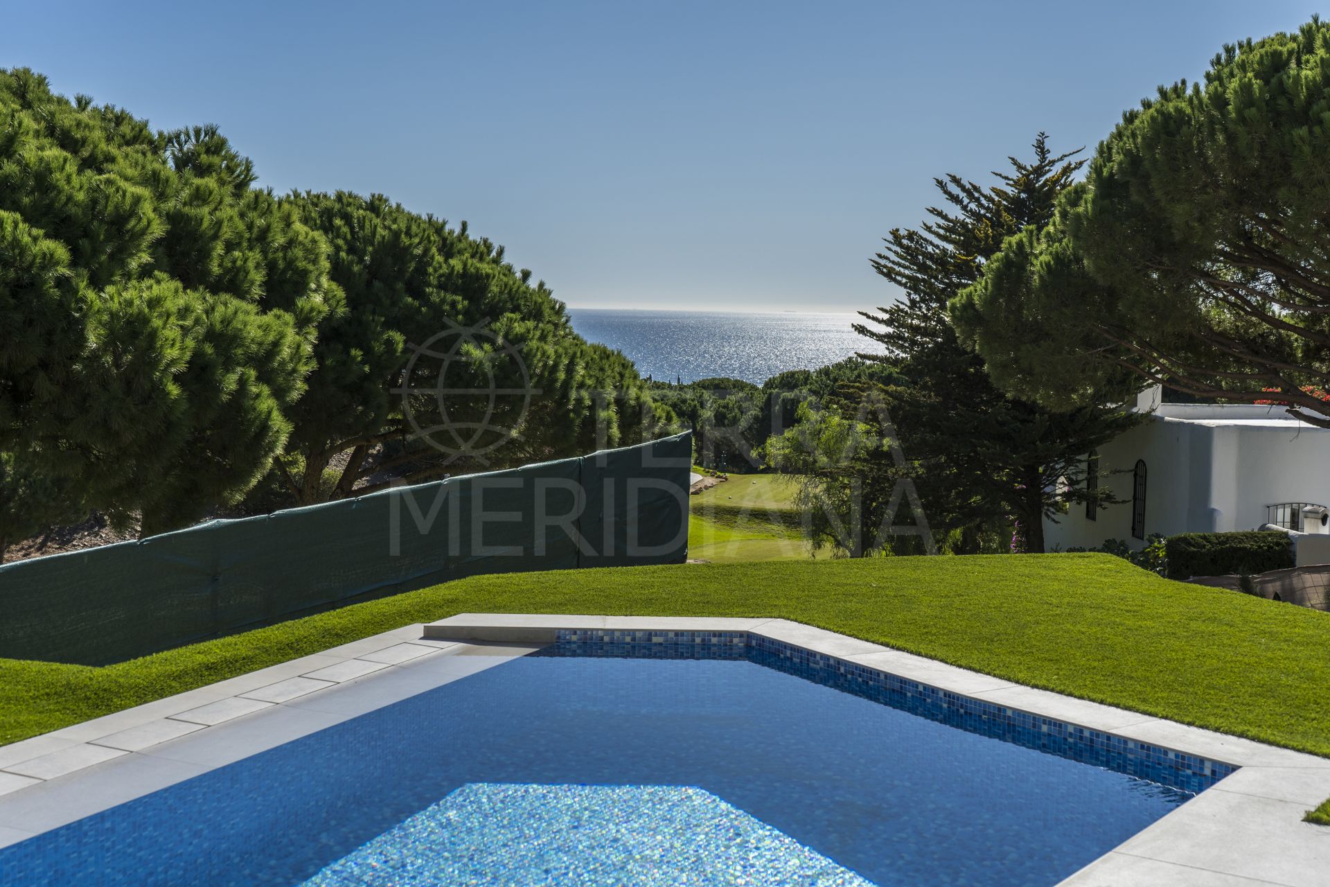 Preciosa adosada moderna en primera línea de golfcon piscina privada en venta en The Cape, Marbella