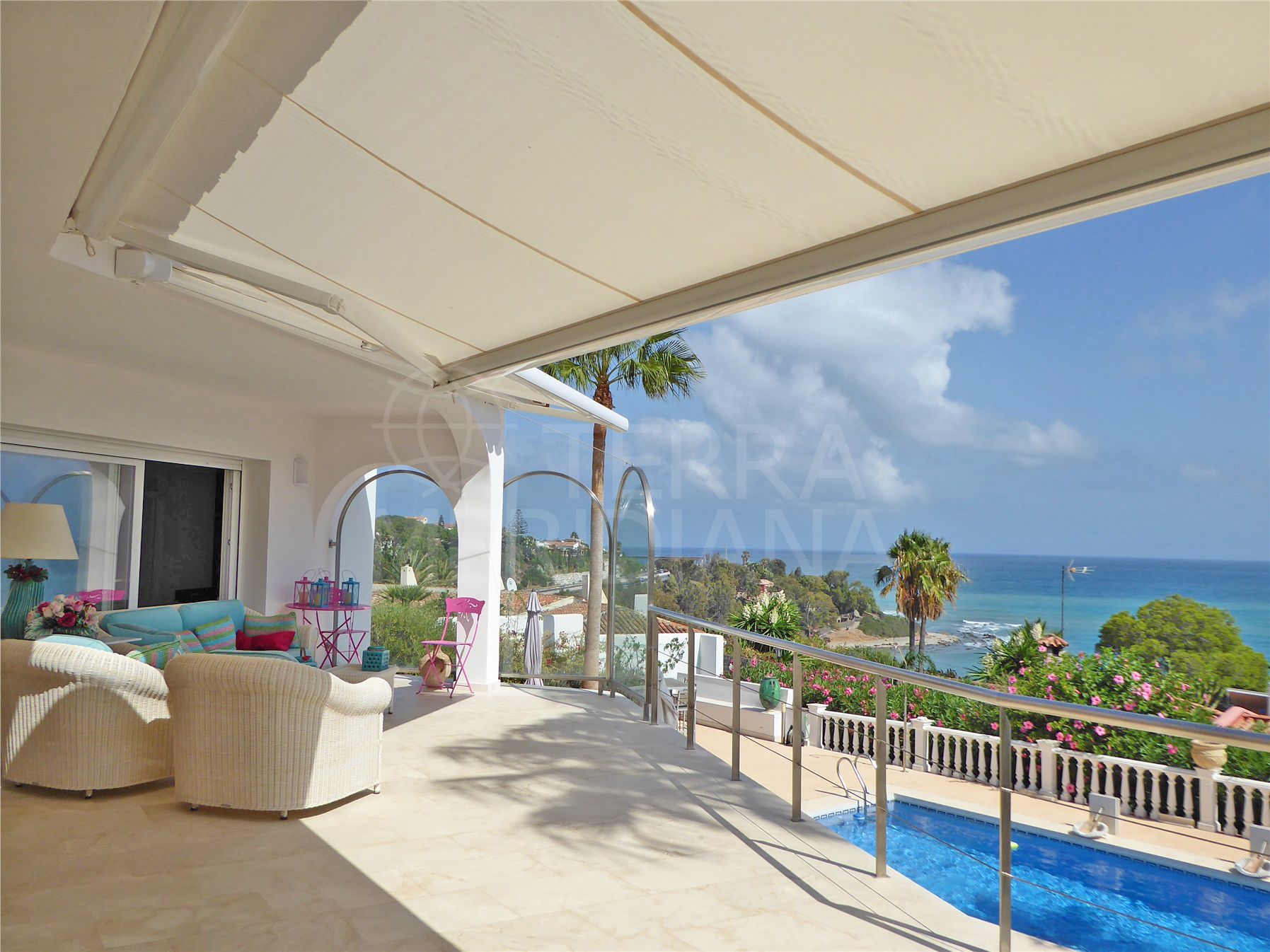Renovated beachside villa with open sea views for sale in the community of San Diego, Sotogrande