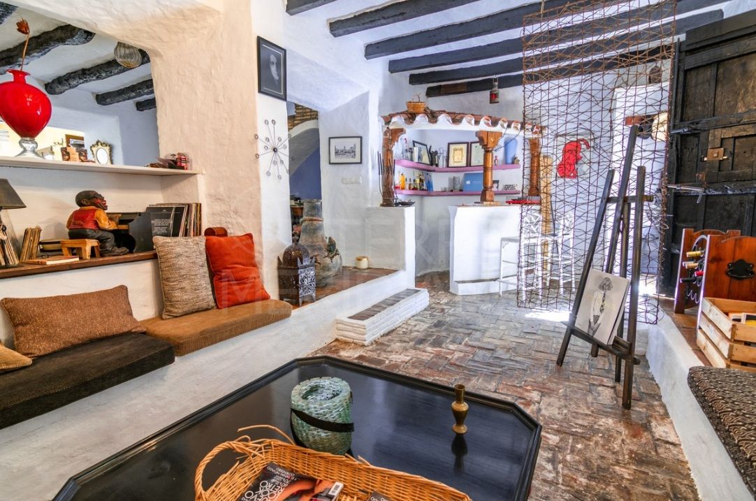 Casa adosada encantadora en venta en el casco antiguo de Estepona