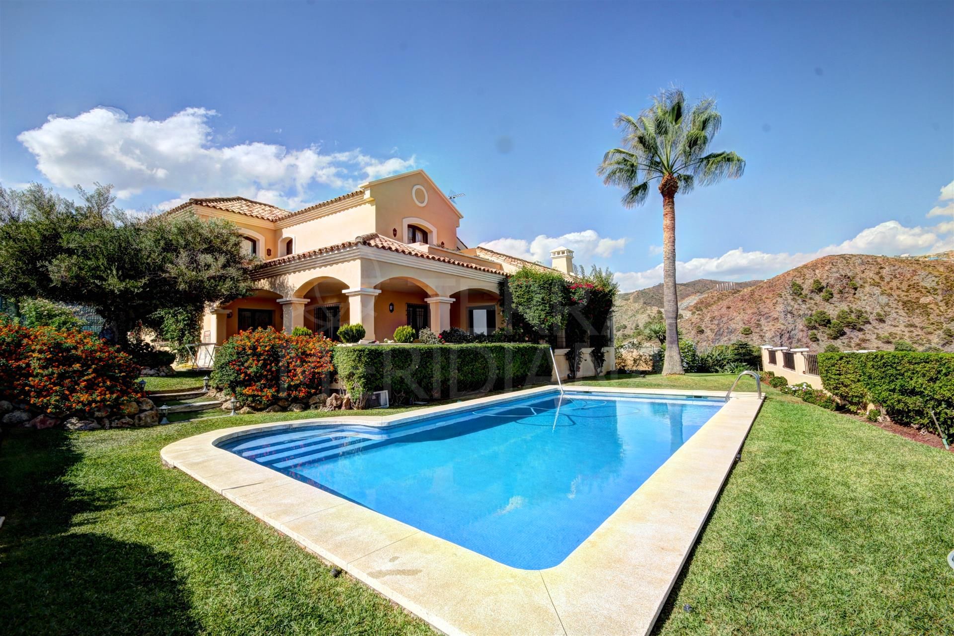 Classic style villa for sale in Las Lomas de la Quinta in Benahavis, with sea views