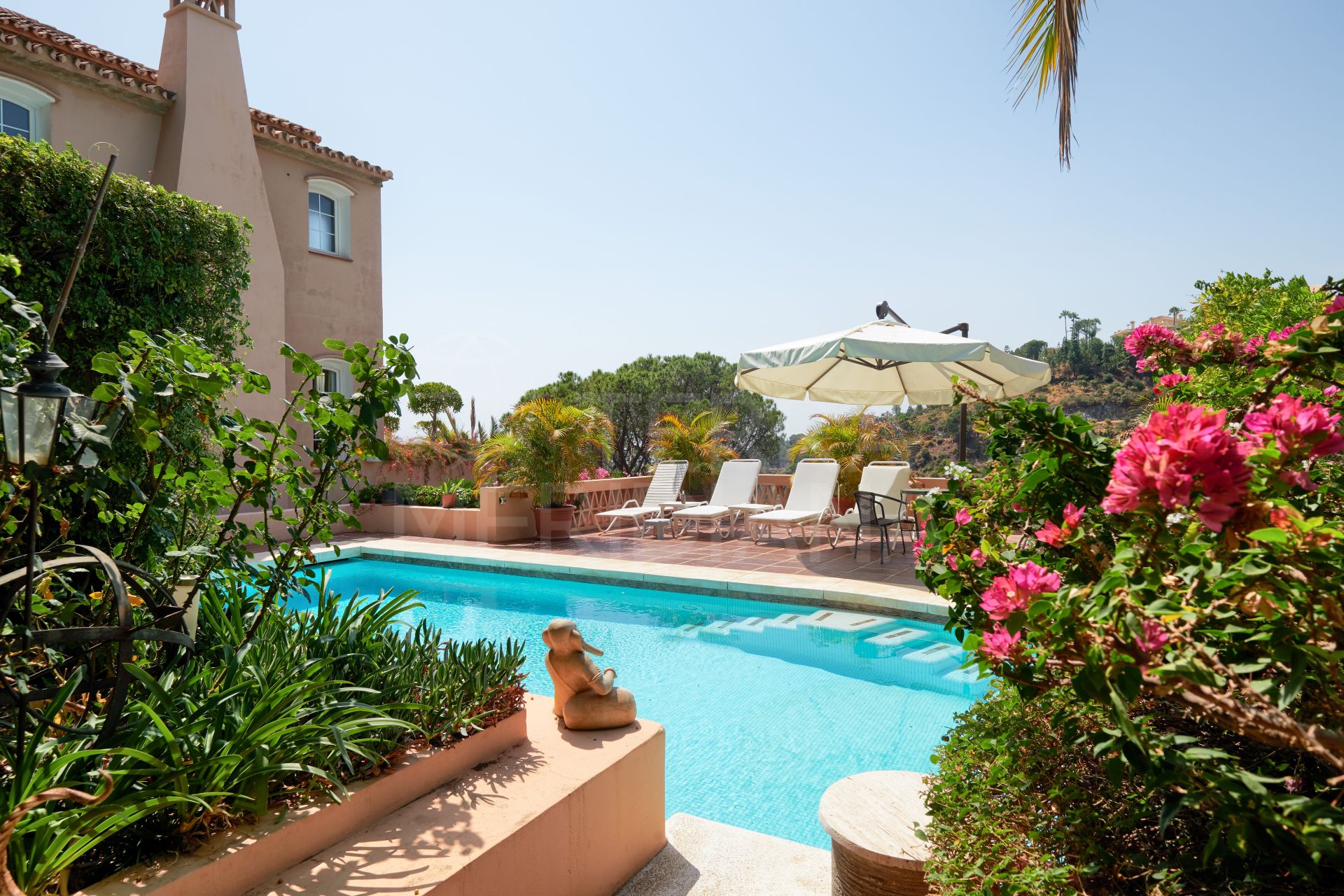 Villa traditionnelle de luxe avec appartement d'invités et vue sur la mer à vendre à El Madroñal, Benahavis