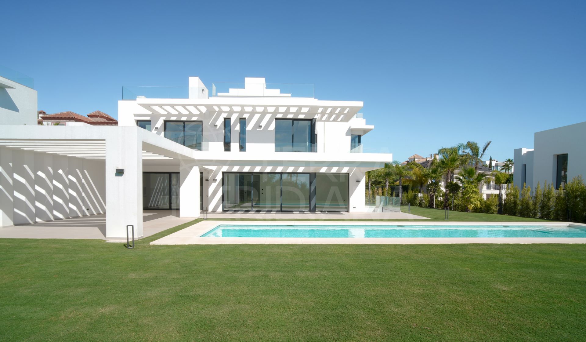 Villa moderna de lujo con área de spa en venta en Los Flamingos Golf, Benahavis