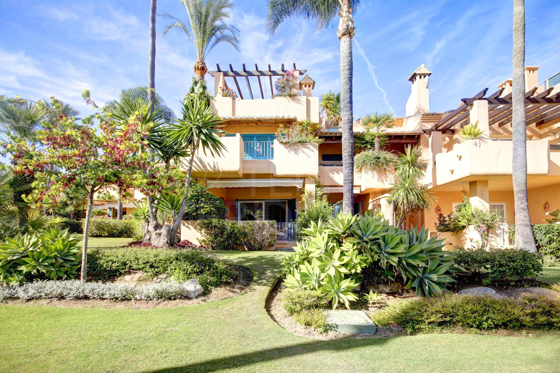 Beautiful 4 bedroom townhouse with sea views for sale in Alcazaba Beach Houses, Estepona